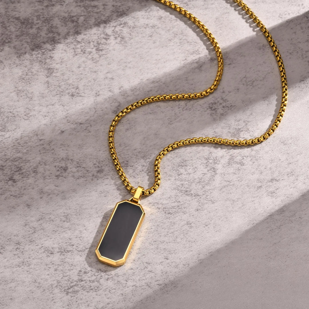 colliers-pendentif-rectangle-dorée-inoxydable-packshot-noir