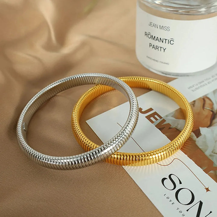 bracelets-bangles-acier-inoxydable-dore-argent-packshot-lifestyle