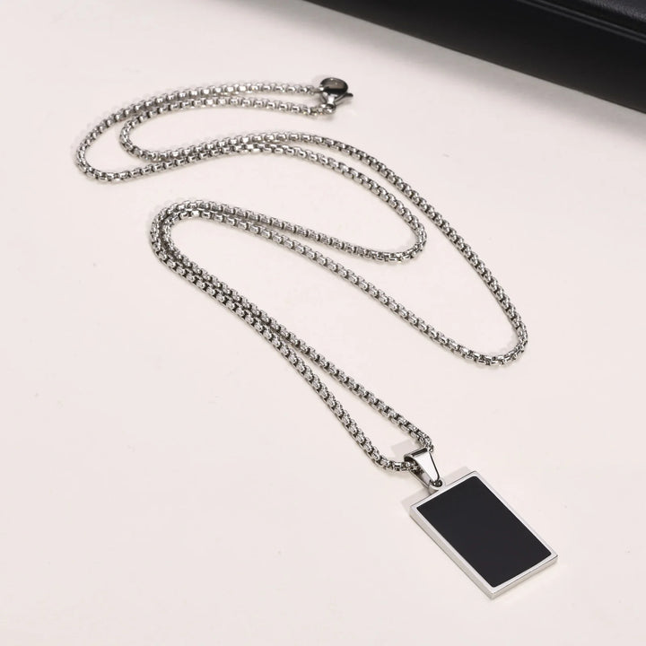 Collier Pendentif Rectangulaire – Design Minimal – Unisexe