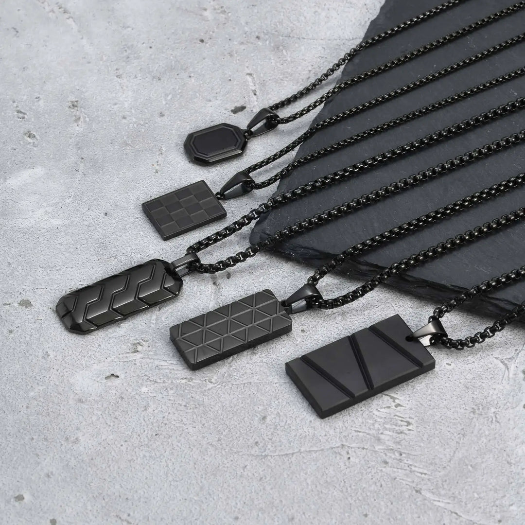 collier-pendentif-rectangle-acier-inoxydable-noir-packshot