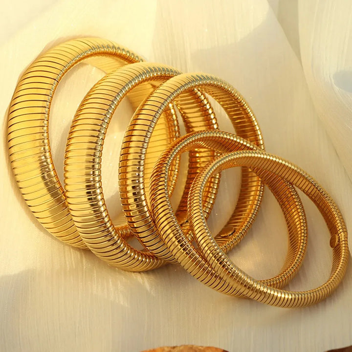 bracelets-bangles-acier-inoxydable-dore-empiles-packshot